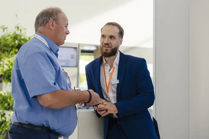 Teilnehmer im persönlichen Austausch beim Networking von fuhrpark on tour für Fuhrpark- und Mobilitätsverantwortliche