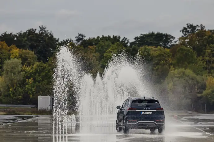 Fahrzeug absolviert dynamisches Sicherheitstraining mit Wasserhindernissen beim ADAC im Rahmen von fuhrpark on tour