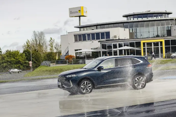 Teilnehmerfahrzeug beim ADAC-Fahrsicherheitstraining auf nasser Fahrbahn