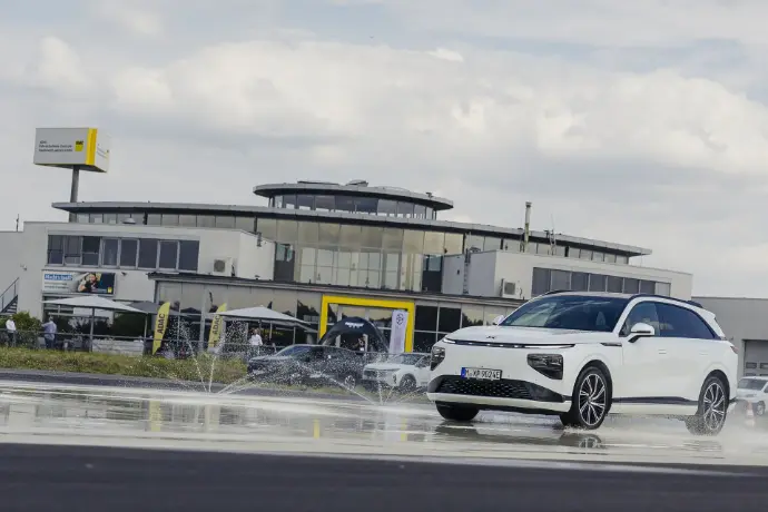 Fahrzeug absolviert dynamisches Sicherheitstraining mit Wasserhindernissen beim ADAC im Rahmen von fuhrpark on tour